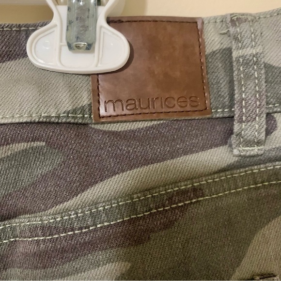 Maurices Vintage High Rise Camo 3.5 inch frayed hem shorts size 16 EUC - Picture 5 of 7